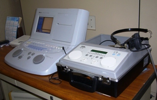 写真：聴力検査装置(オージオメーター･自記オージオメーター)､耳鳴検査装置